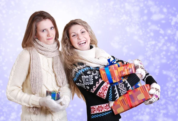 Twee vriendinnen met kerstcadeaus — Stockfoto