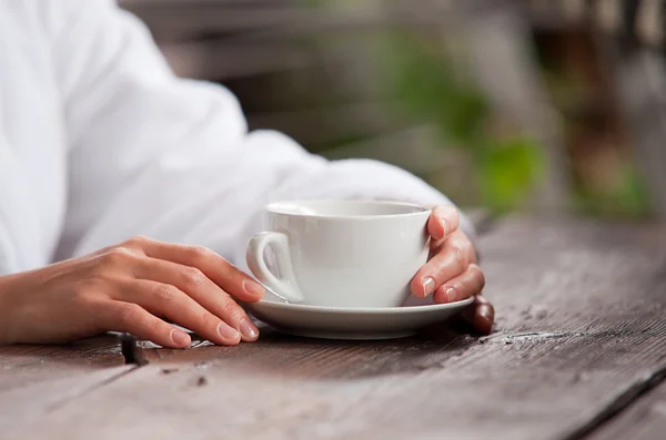 Mãos de mulher, com uma xícara de chá de manhã — Fotografia de Stock