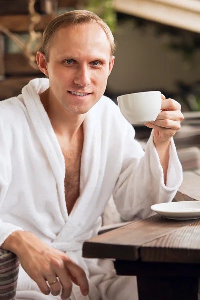 Hombre atractivo con taza de café por la mañana — Foto de Stock