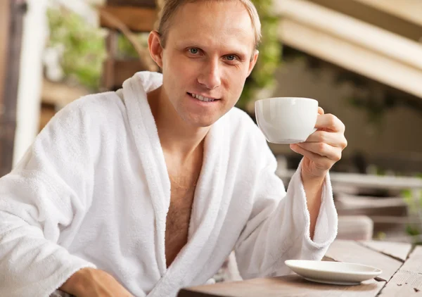 Atraktivní usmívající se muž s ranní káva — Stock fotografie