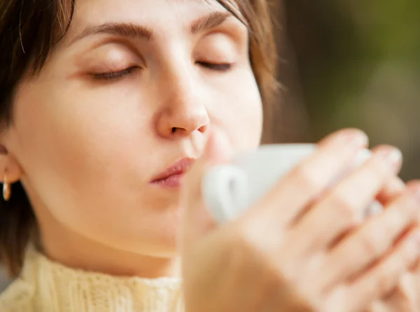 Retrato de mujer de primer plano disfrutado con aroma a café — Foto de Stock