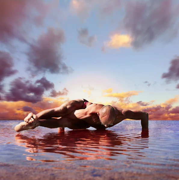 Uomo in posa yoga otto archi — Foto Stock