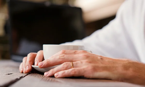 Chiudere le mani di uomo immagine con una tazza di caffè — Foto Stock