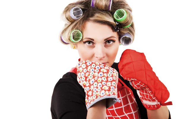 Pose de la femme au foyer avec des gants de cuisine en boxe — Photo