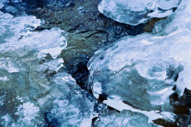 Kış nehir akarsu buzdan kabuğunun altında
