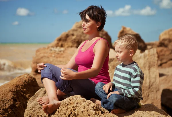 Madre e figlio in seduta posa relax — Foto Stock