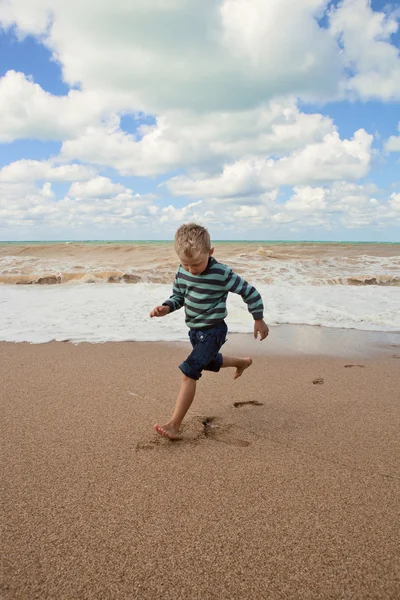 Heureux petit garçon à la côte de la mer — Photo