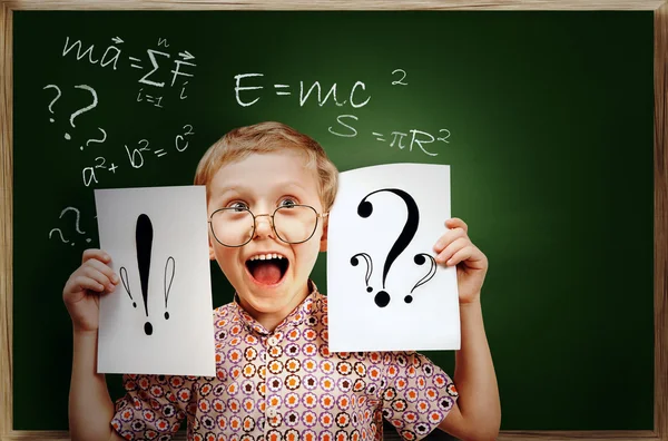 Duygusal çığlık öğrenci çocuğa yazı tahtası — Stok fotoğraf
