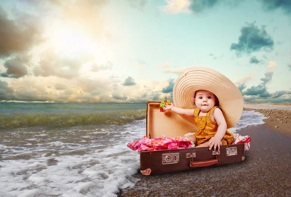 Funny baby flicka traveler — Stockfoto