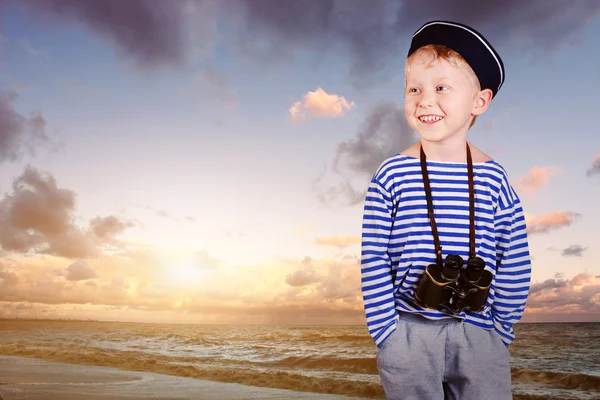 快乐小水手男孩与 binokulars — 图库照片
