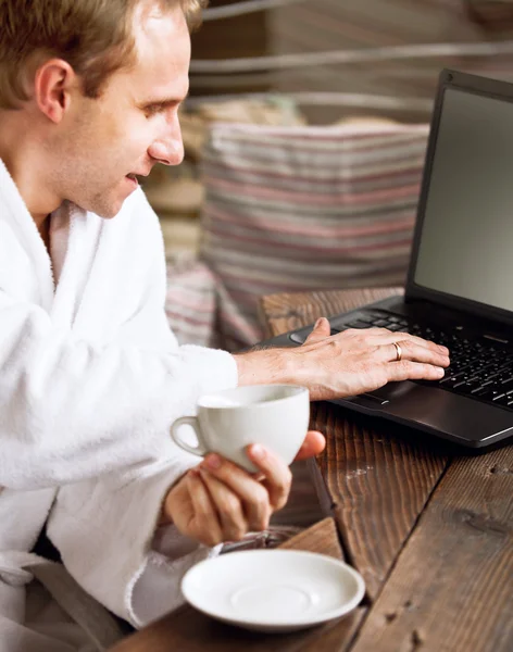 Kaufmann Morgen Kaffee mit Laptop e-Mail überprüfen — Stockfoto