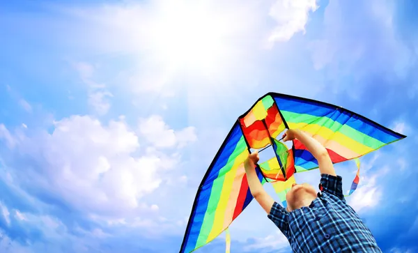 Bambino felice vola un aquilone nel cielo — Foto Stock