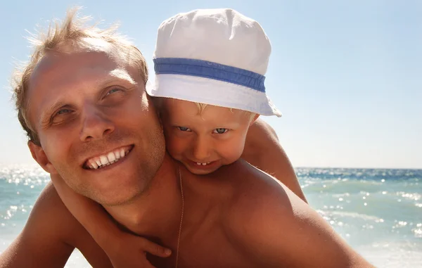 Pai feliz com o filho ao lado do mar — Fotografia de Stock