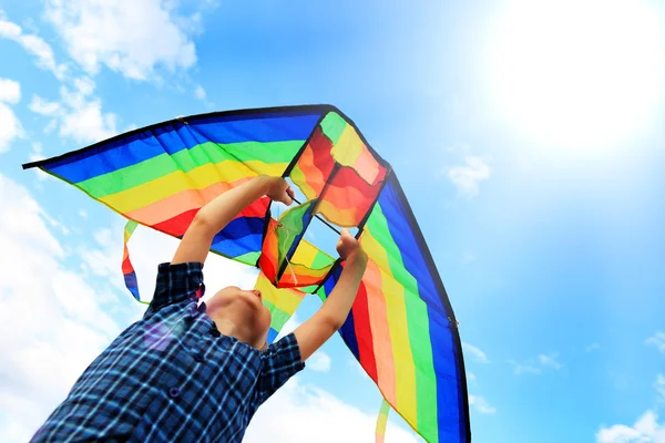 Llittle ragazzo vola un aquilone nel cielo — Foto Stock