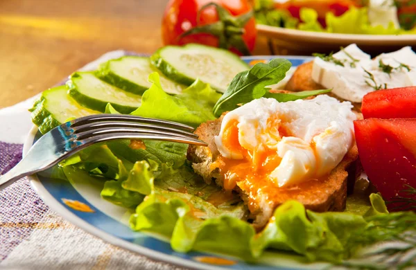 Toasted brown bread with pouched egg — Stock Photo, Image