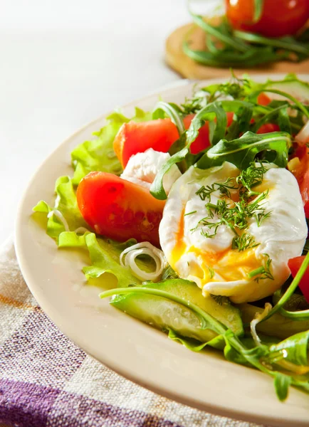 Крупным планом зафиксировал в легкий салат из свежих яиц — стоковое фото