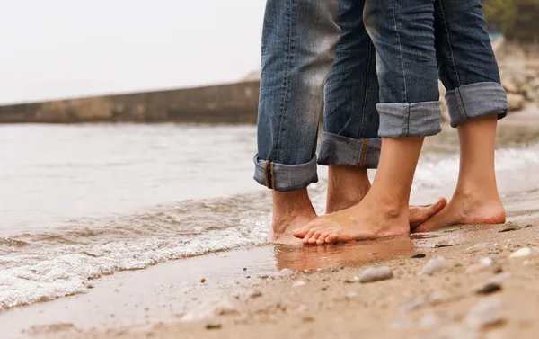 Gambe di coppia a piedi nudi immagine closeup — Foto Stock