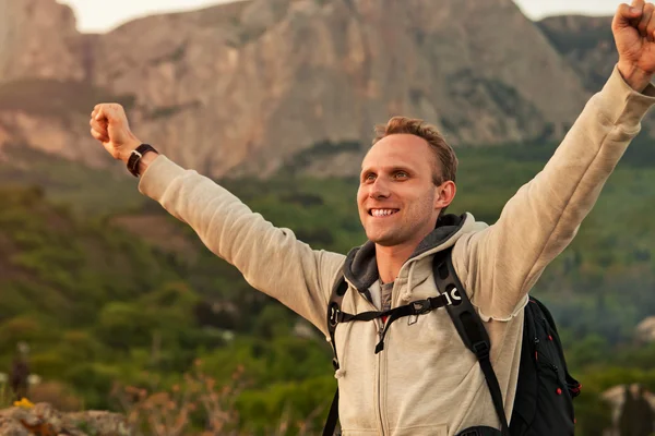 Se siente hombre de libertad en el paisaje de montaña — Foto de Stock