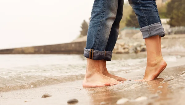 Крупным планом изображение пара ног на пляже — стоковое фото