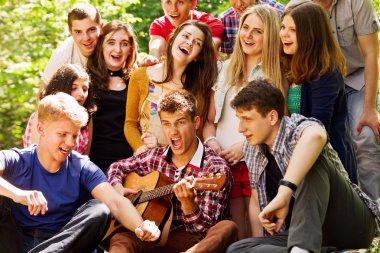 mutlu genç arkadaşlar