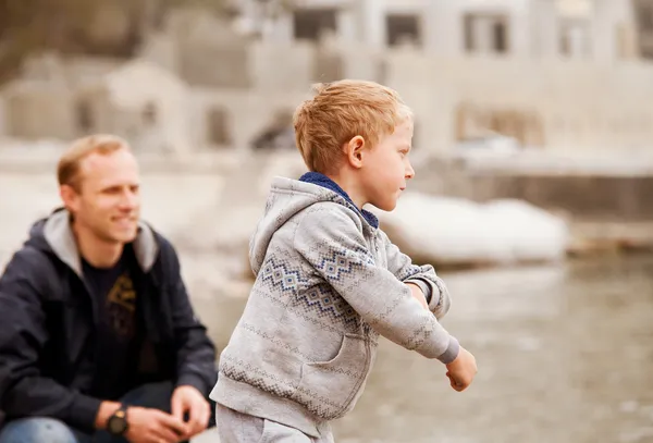 Kasta småsten pojke — Stockfoto