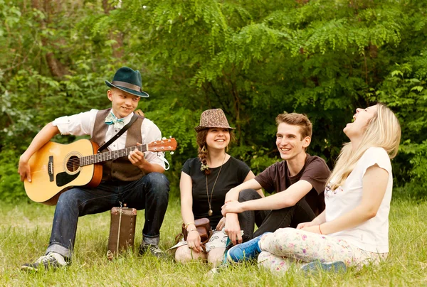 Portrait en plein air quatre jeunes amis — Photo