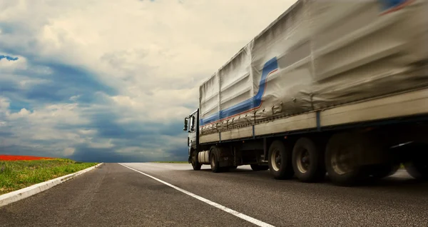 Vrachtwagen op de eenzame snelweg — Stockfoto