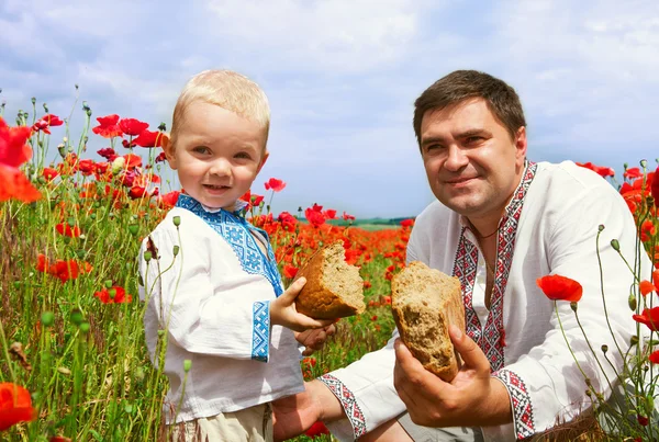 Famille ukrainienne dans le champ de coquelicots — Photo