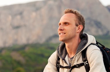 genç adam yükseklik zevk dağda tırmandıktan sonra