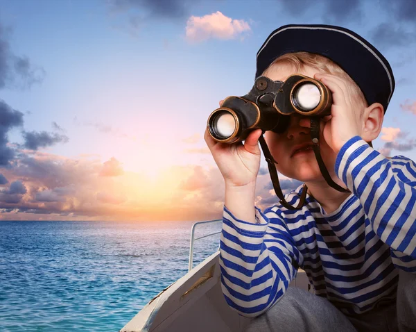 Malý chlapec loď s binokulární — Stock fotografie