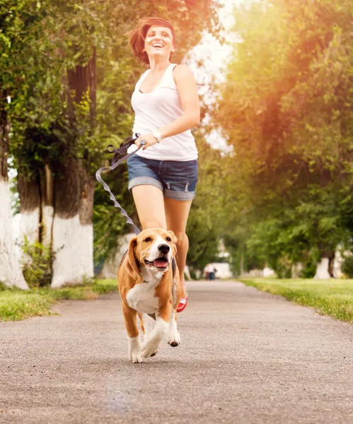 Aktiv promenad med sällskapsdjur — Stockfoto