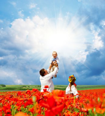 mutlu bir Ukraynalı aile alanında