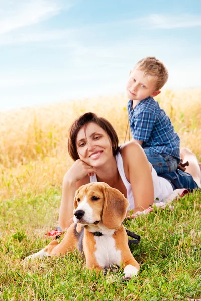 Family leisure with favorite pet — Stock Photo, Image