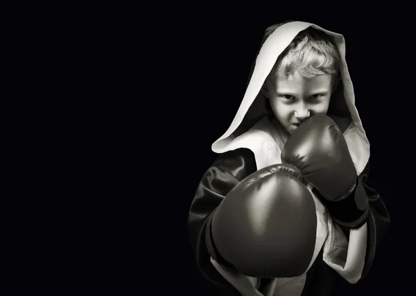 Lutador de boxe jovem procurando perigo — Fotografia de Stock