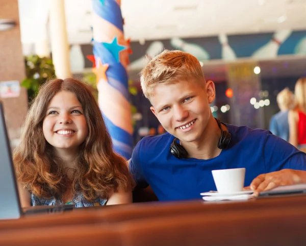 Teenage jongen en meisje in café — Stockfoto