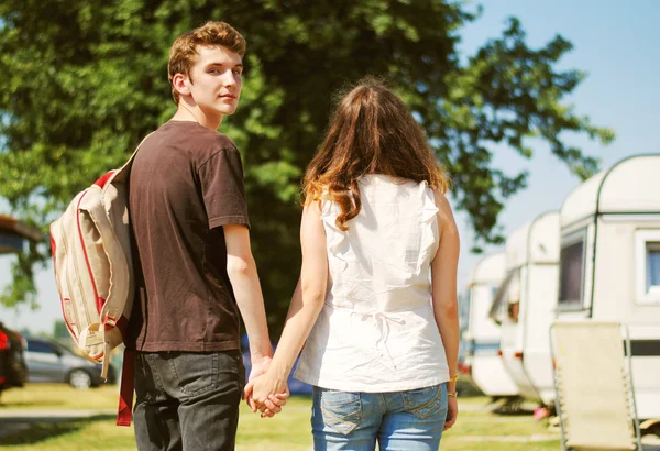 Pareja adolescente andar tocando de la mano — Foto de Stock