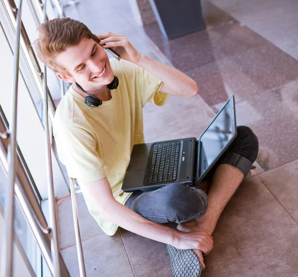 Young man talking by phone — Stock Photo, Image