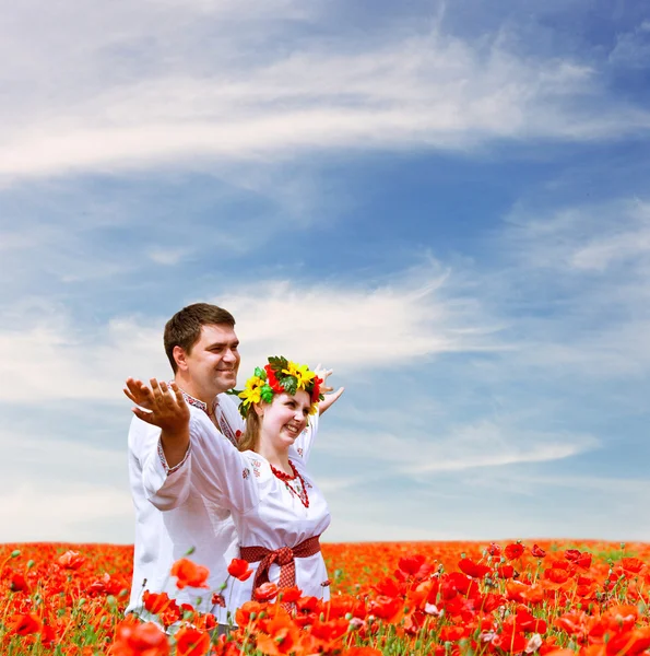 Glückliches Paar auf Mohnblumen Feld 4 — Stockfoto