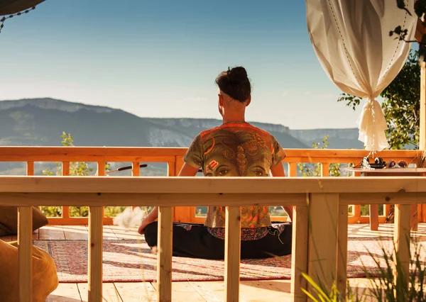 Meditação jovem na casa de verão — Fotografia de Stock