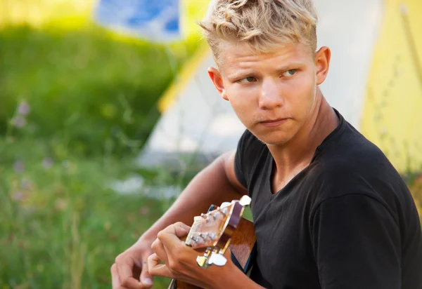 Ung man fiska med gitarr — Stockfoto