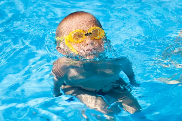 Menino em óculos amarelos aparece de água — Fotografia de Stock
