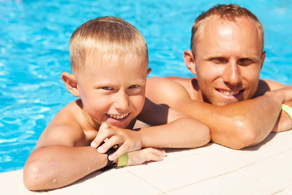 Pai e filho passaram um tempo na piscina — Fotografia de Stock