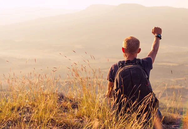 Känsla av frihet bergklättrare hälsning solen — Stockfoto