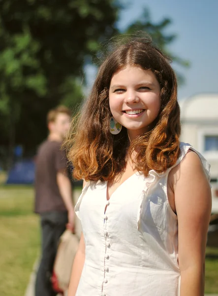 Vrolijke lachende tienermeisje buiten portret — Stockfoto