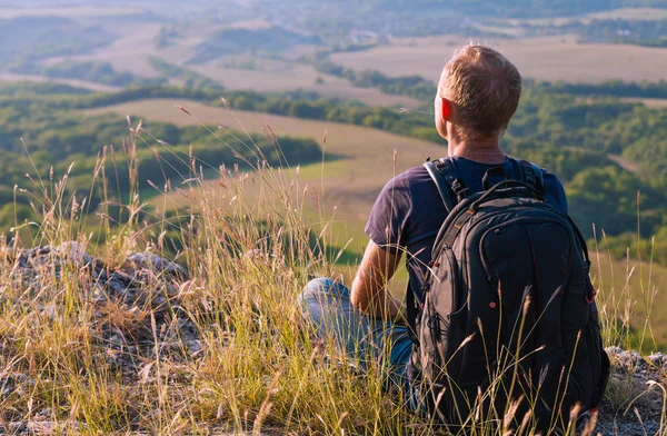 Vadi manzarası ile zevk dağcı — Stok fotoğraf