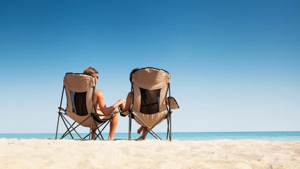 Amo o casal relaxando na praia de areia branca — Fotografia de Stock