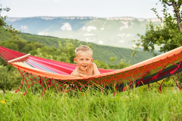 Felice bambino sdraiato nell'amaca — Foto Stock