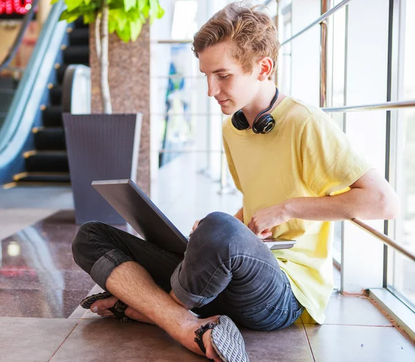 Yakışıklı genç çocuk WiFi kullanarak internete bağlanmak — Stok fotoğraf