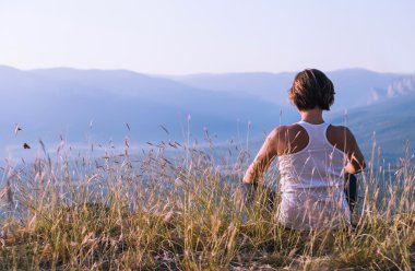 genç kadın dağın meditasyon yaptım.