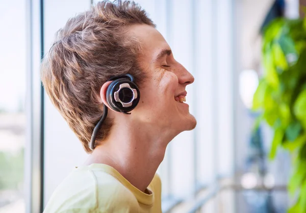 Boldog tizenéves fiú élvezze zene — Stock Fotó